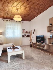 迪夫亚卡Mia Guest House - Entire home with balcony & garden的客厅配有白色沙发和电视