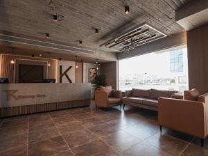赫尔格达TK Suites的大厅配有沙发,大楼内设有一间酒吧
