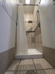 旧金山温莎堡酒店的浴室内配有白色淋浴帘。