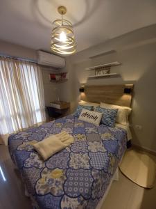 圣米格尔·德·图库玛Zafiro Barrio Norte by Citrino Aparts的一间卧室配有一张带蓝色被子的大床