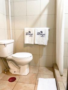 墨西哥城Hotel Amigo Suites的浴室配有白色卫生间和2条毛巾