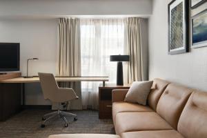 埃尔帕索埃尔帕索旅居酒店的带沙发和书桌的客厅