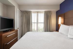 埃尔帕索埃尔帕索旅居酒店的配有一张床和一台平面电视的酒店客房