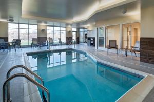 OskaloosaFairfield Inn & Suites by Marriott Oskaloosa的大楼内一个蓝色的大型游泳池