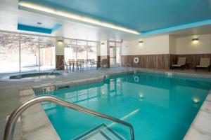 杜兰戈普林斯顿万豪费尔菲尔德套房酒店 的酒店的大型游泳池