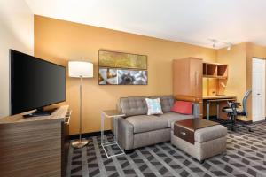 莱克伍德TownePlace Suites by Marriott Denver West Federal Center的带沙发和平面电视的客厅