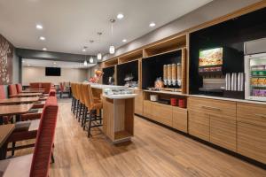 莱克伍德TownePlace Suites by Marriott Denver West Federal Center的餐厅设有酒吧和桌椅