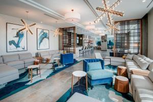 迈阿密迈阿密机场万豪广场套房酒店 的带沙发、椅子和桌子的客厅