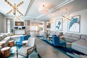迈阿密迈阿密机场万豪广场套房酒店 的客厅配有蓝色的椅子和沙发