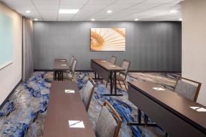 加洛韦Fairfield Inn & Suites Atlantic City Absecon的一间设有桌椅的会议室和一面墙