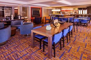 贝德福德公园芝加哥中途机场万怡酒店的一间带桌椅的餐厅和一间酒吧