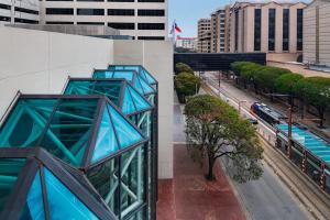 休斯顿Houston Marriott Medical Center/Museum District的城市建筑的两景