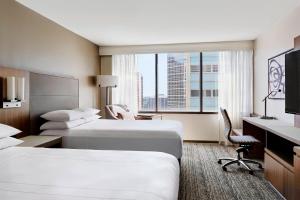 休斯顿Houston Marriott Medical Center/Museum District的酒店客房设有两张床和大窗户。