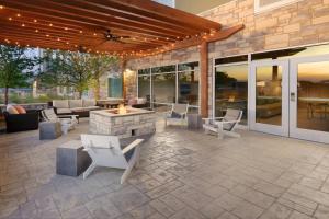 奥斯汀TownePlace Suites by Marriott Austin Parmer/Tech Ridge的一个带家具和火坑的庭院