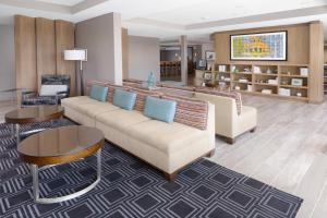奥斯汀TownePlace Suites by Marriott Austin Parmer/Tech Ridge的客厅配有沙发和桌子