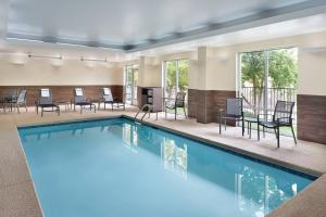 阿森斯Fairfield Inn & Suites by Marriott Athens-University Area的一个带桌椅的大型游泳池