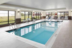丹维尔TownePlace Suites by Marriott Danville的蓝色的大游泳池,位于酒店客房内