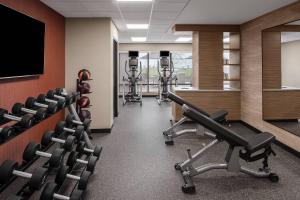 丹维尔TownePlace Suites by Marriott Danville的健身室配有跑步机和平面电视