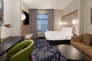 查尔斯顿Fairfield Inn & Suites by Marriott Charleston的酒店客房,配有床和沙发