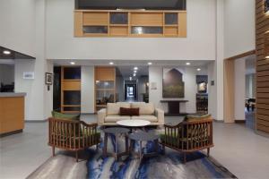 查尔斯顿Fairfield Inn & Suites by Marriott Charleston的客厅配有沙发和桌子