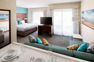维雷亚毛伊岛威雷亚原住客栈的酒店客房设有一张沙发和一张床