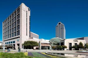 达拉斯The Westin Galleria Dallas的一座大建筑,有两座高大的建筑