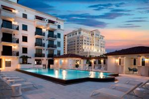 迈阿密克罗尔盖博思雅乐轩酒店的一座建筑物中央的游泳池
