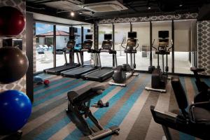迈阿密克罗尔盖博思雅乐轩酒店的健身房设有一排跑步机和游泳池
