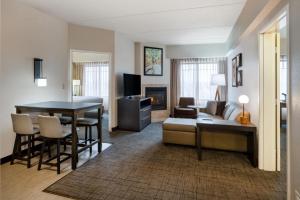 奥克布鲁克芝加哥橡树溪万豪原住酒店的客厅和配有桌子及沙发的饭厅