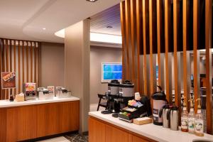 汉普顿SpringHill Suites by Marriott Hampton Portsmouth的一间带咖啡机的柜台的咖啡店