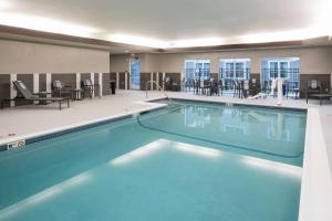 韦斯特福德波士顿威斯特福德公寓酒店的在酒店房间的一个大型游泳池