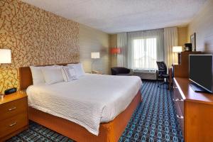 安娜堡菲尔德安阿伯酒店的配有一张床和一张书桌的酒店客房
