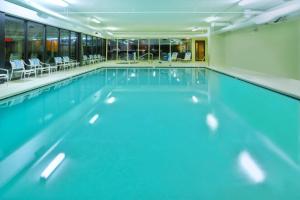 安娜堡菲尔德安阿伯酒店的大楼内的一个蓝色海水游泳池