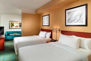 亚特兰大亚特兰大巴克海特万豪春季山丘套房酒店的酒店客房,设有两张床和一张沙发