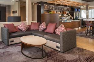 尚蒂伊Courtyard by Marriott Dulles Airport Chantilly的客厅配有沙发和桌子