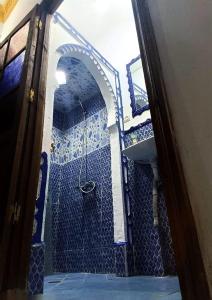 丹吉尔Dar Mora的蓝色的浴室设有淋浴和水槽