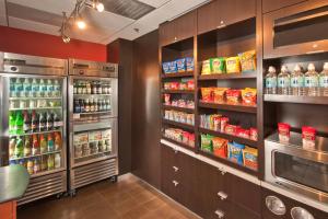尚蒂伊Courtyard by Marriott Dulles Airport Chantilly的厨房配有2台冰箱和带饮品的架子。