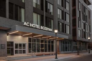 博兹曼AC Hotel by Marriott Bozeman Downtown的带有ac酒店波士顿标志的酒店外墙