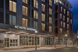 博兹曼AC Hotel by Marriott Bozeman Downtown的 ⁇ 染酒店狂欢者