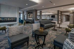 伦瑟姆SpringHill Suites By Marriott Wrentham Plainville的大堂设有带沙发和椅子的等候室
