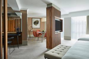 伦敦万豪伦敦肯辛顿度假酒店的酒店客房 - 带一张床和用餐室