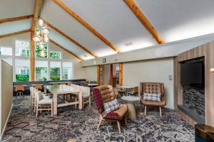 安克雷奇Residence Inn by Marriott Anchorage Midtown的一间带桌椅和电视的用餐室