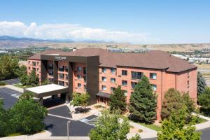 高尔顿Courtyard by Marriott Denver Golden/Red Rocks的享有酒店大楼的空中景致