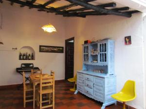 巴里查拉Casa Yerbabuena- Rustiko的一间配备有桌子和蓝色橱柜的用餐室