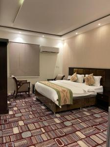 吉赞فندق مرسى جيزان的一间卧室配有大床和投影屏幕