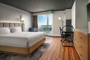朴次茅斯朴次茅斯诺福克海滨万丽酒店的酒店客房设有一张床和一个大窗户