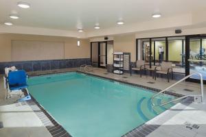 伊萨卡伊萨卡机场/大学万怡万豪酒店的在酒店房间的一个大型游泳池