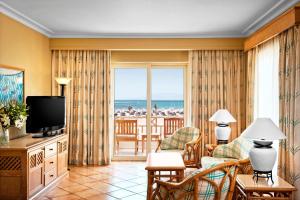 赫尔格达索马湾喜来登度假酒店的带电视的客厅,享有海景。