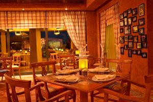 赫尔格达索马湾喜来登度假酒店的一间带木桌和椅子的用餐室