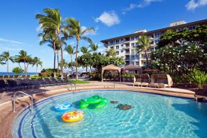 拉海纳The Westin Ka'anapali Ocean Resort Villas North的游泳池内有两艘充气船